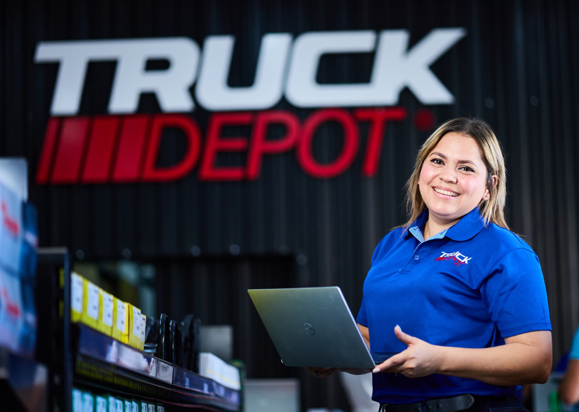 Colaboradora de Truck Depot en sucursal