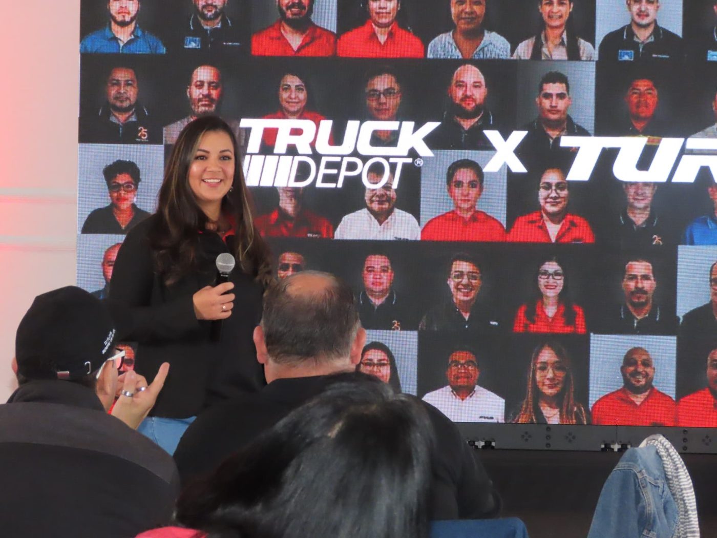 Charla frente al equipo Truck Depot